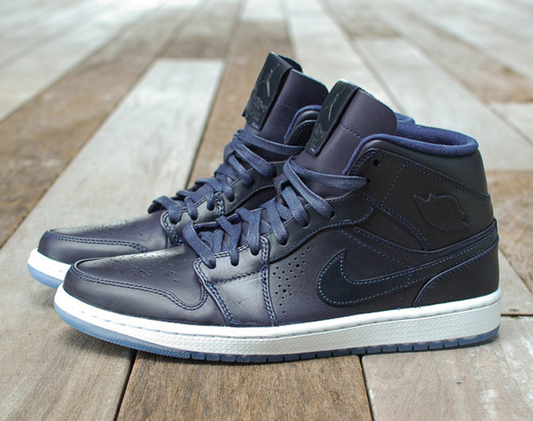 nike air jordan 1 retro mid nouveau midnight navy ice, The Air Jordan 1 Mid continues to give us some original looks, but this time around this Air Jordan 1 Mid Nouveau pair may look familiar.